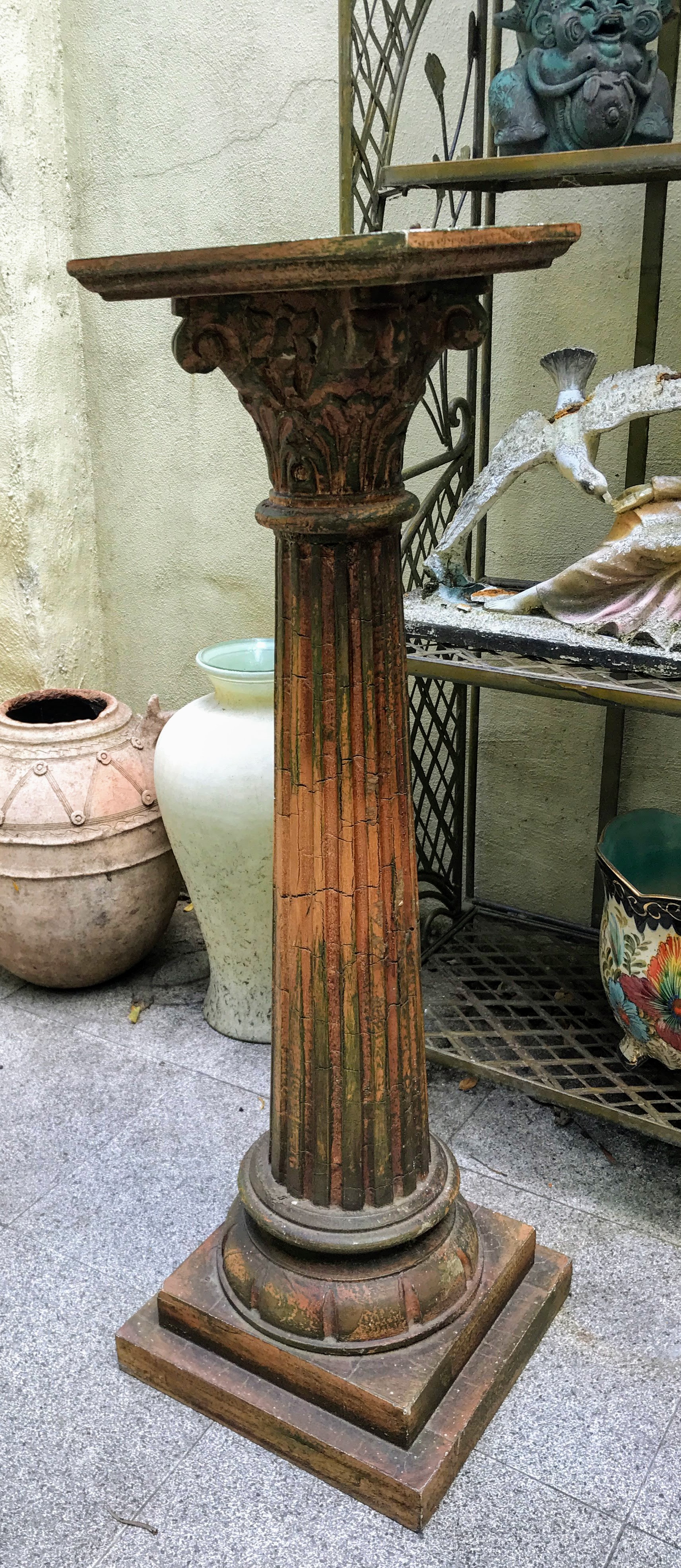 bidden Menda City theater Vintage houten Korintische zuil pilaar als piëdestal / plantentafel 88cm |  Antiek en Curiosa