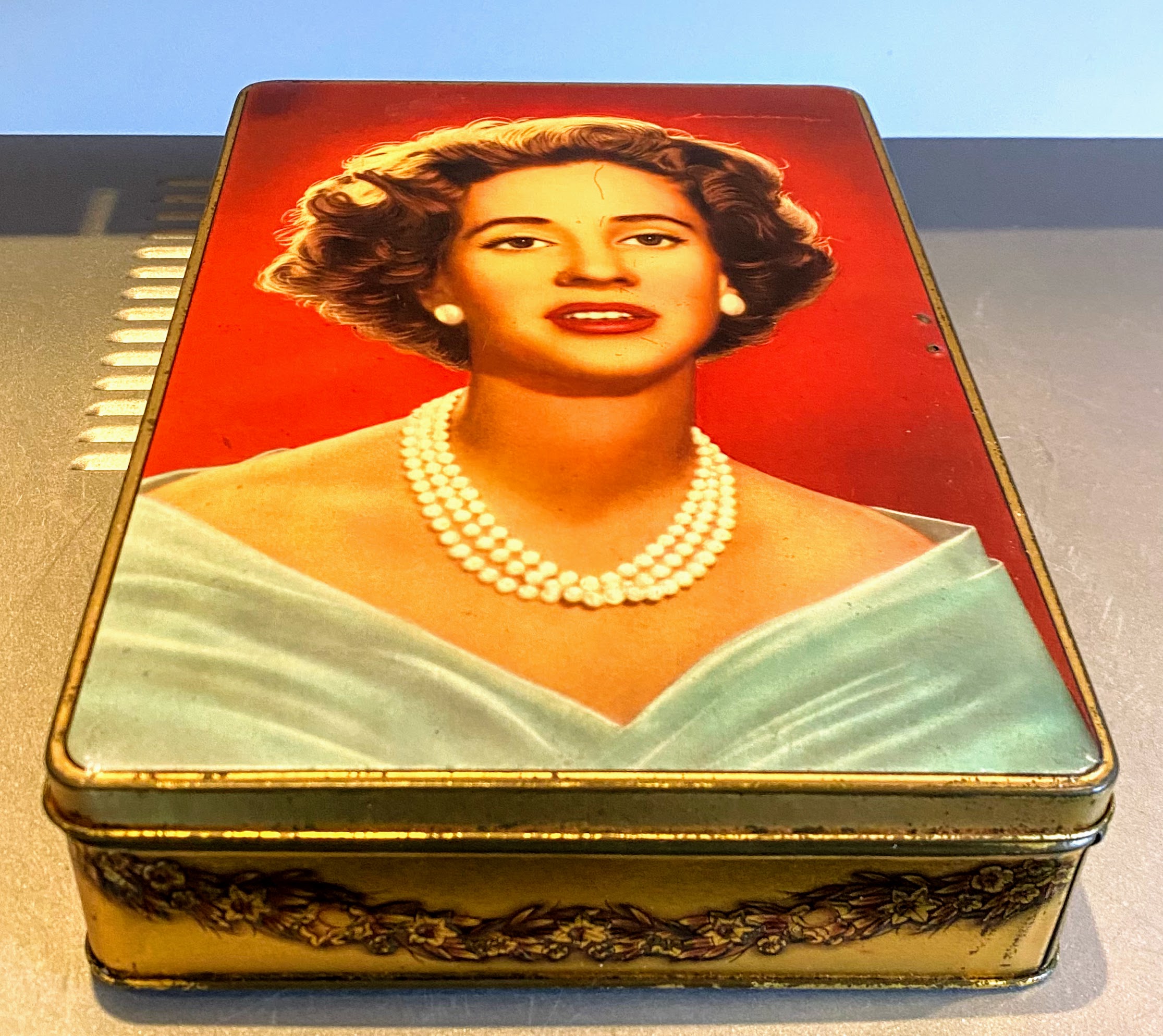 steno Kast pad Goudkleurige blikken doos met afbeelding van Koningin Fabiola met  sleuteltje | Antiek en Curiosa