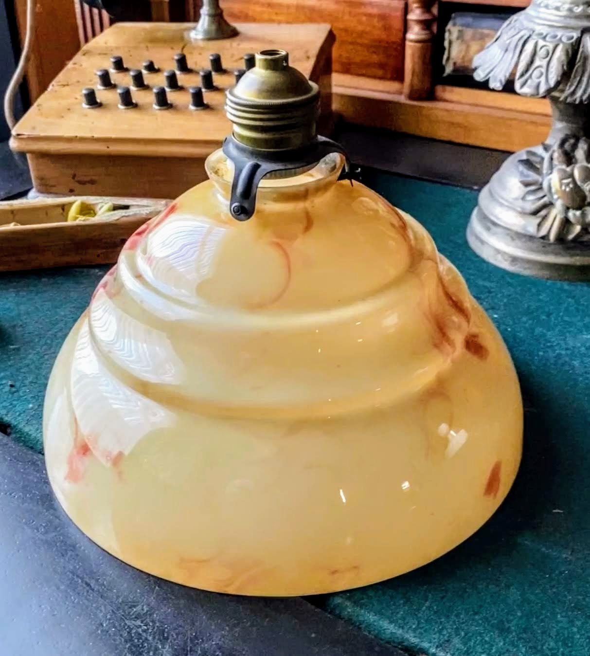Retro geel bruin gemarmerd opaline glazen hanglamp lampenkap | Antiek en