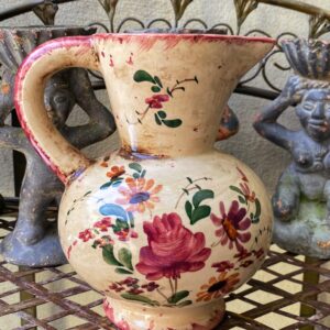 Prachtige bolvormige majolica schenkkan met bloemenmotief – exquisite floral pitcher 20th c.