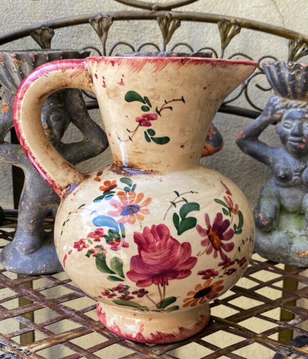 5429855418 Prachtige bolvormige majolica schenkkan met bloemenmotief – exquisite floral pitcher 20th c.