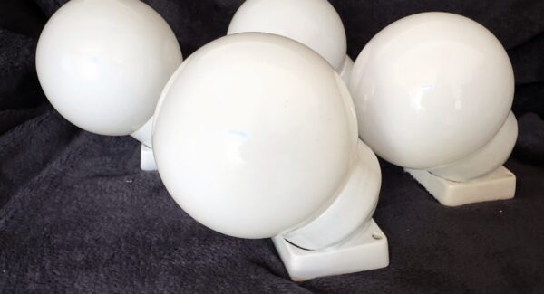 ​Porseleinen Wandlamp met Opaalglas – Pure White Mid‑Century Light (ca. 1950–1970)