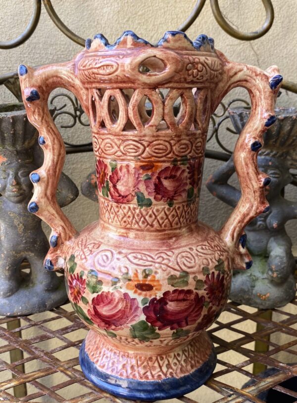 Antieke gedecoreerde vaas in Majolica Aardewerk Gesigneerd Robbia 24.629 F.J. (1) Antieke majolica bloemenvaas Robbia – Antique majolica floral vase Robbia