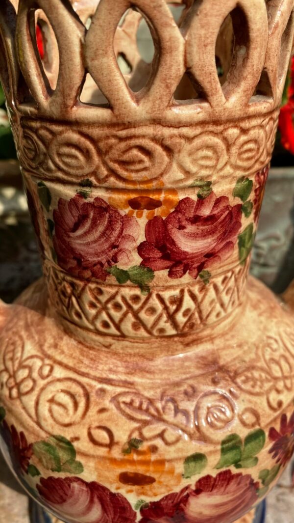 Antieke gedecoreerde vaas in Majolica Aardewerk Gesigneerd Robbia 24.629 F.J. (10) Antieke majolica bloemenvaas Robbia – Antique majolica floral vase Robbia