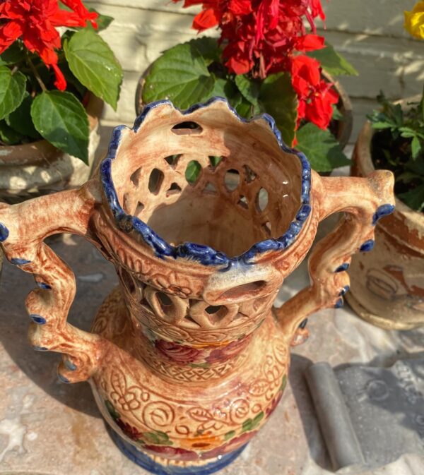 Antieke gedecoreerde vaas in Majolica Aardewerk Gesigneerd Robbia 24.629 F.J. (11) Antieke majolica bloemenvaas Robbia – Antique majolica floral vase Robbia