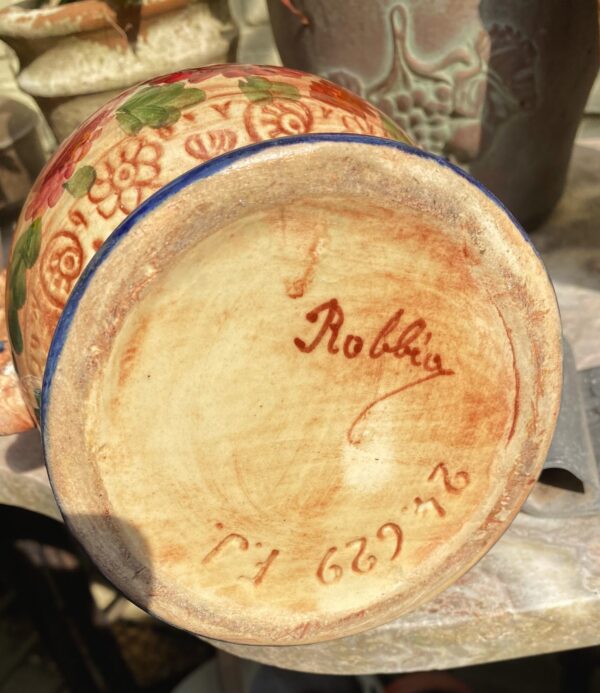 Antieke gedecoreerde vaas in Majolica Aardewerk Gesigneerd Robbia 24.629 F.J. (12) Antieke majolica bloemenvaas Robbia – Antique majolica floral vase Robbia