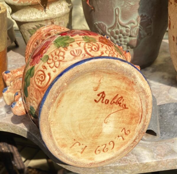 Antieke gedecoreerde vaas in Majolica Aardewerk Gesigneerd Robbia 24.629 F.J. (13) Antieke majolica bloemenvaas Robbia – Antique majolica floral vase Robbia
