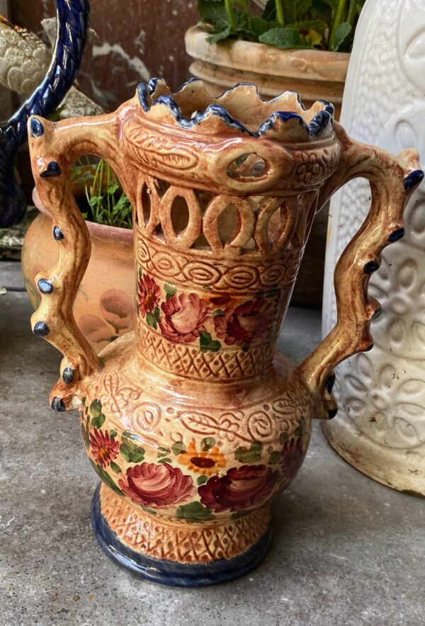 Antieke gedecoreerde vaas in Majolica Aardewerk Gesigneerd Robbia 24.629 F.J. (14) Antique majolica floral vase Robbia