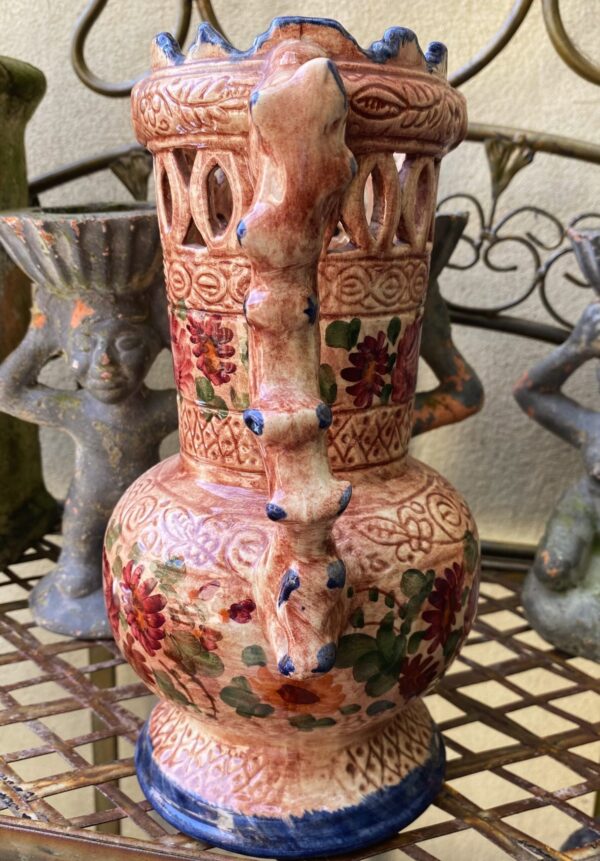 Antieke gedecoreerde vaas in Majolica Aardewerk Gesigneerd Robbia 24.629 F.J. (2) Antieke majolica bloemenvaas Robbia – Antique majolica floral vase Robbia
