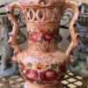 Antieke gedecoreerde vaas in Majolica Aardewerk Gesigneerd Robbia 24.629 F.J. (3) Antieke majolica bloemenvaas Robbia – Antique majolica floral vase Robbia