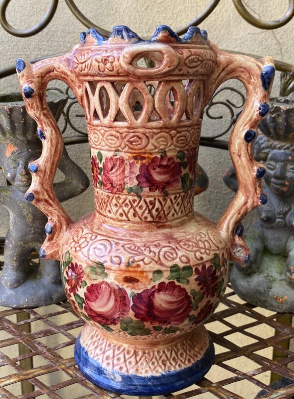 Antieke gedecoreerde vaas in Majolica Aardewerk Gesigneerd Robbia 24.629 F.J. (3) Antieke majolica bloemenvaas Robbia – Antique majolica floral vase Robbia