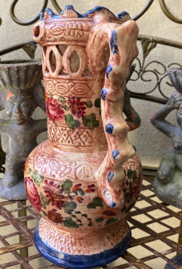 Antieke gedecoreerde vaas in Majolica Aardewerk Gesigneerd Robbia 24.629 F.J. (4) Antieke majolica bloemenvaas Robbia – Antique majolica floral vase Robbia