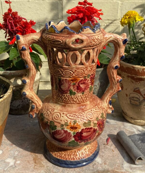 Antieke gedecoreerde vaas in Majolica Aardewerk Gesigneerd Robbia 24.629 F.J. (5) Antieke majolica bloemenvaas Robbia – Antique majolica floral vase Robbia