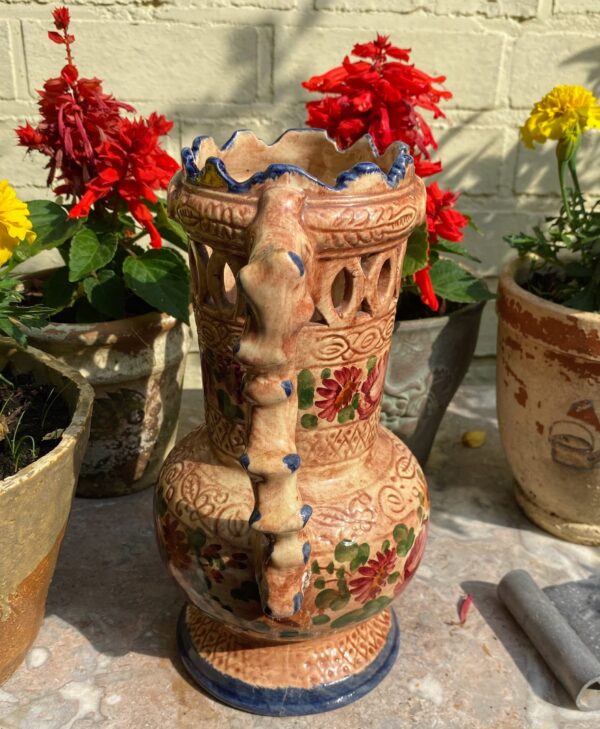Antieke gedecoreerde vaas in Majolica Aardewerk Gesigneerd Robbia 24.629 F.J. (6) Antieke majolica bloemenvaas Robbia – Antique majolica floral vase Robbia