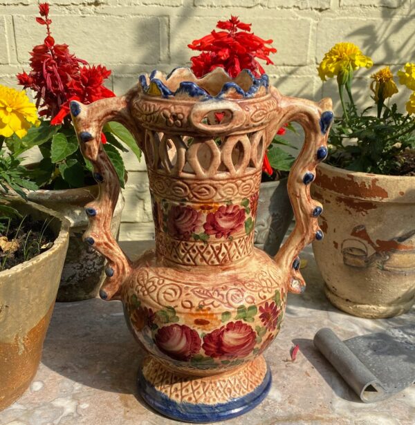 Antieke gedecoreerde vaas in Majolica Aardewerk Gesigneerd Robbia 24.629 F.J. (7) Antieke majolica bloemenvaas Robbia – Antique majolica floral vase Robbia
