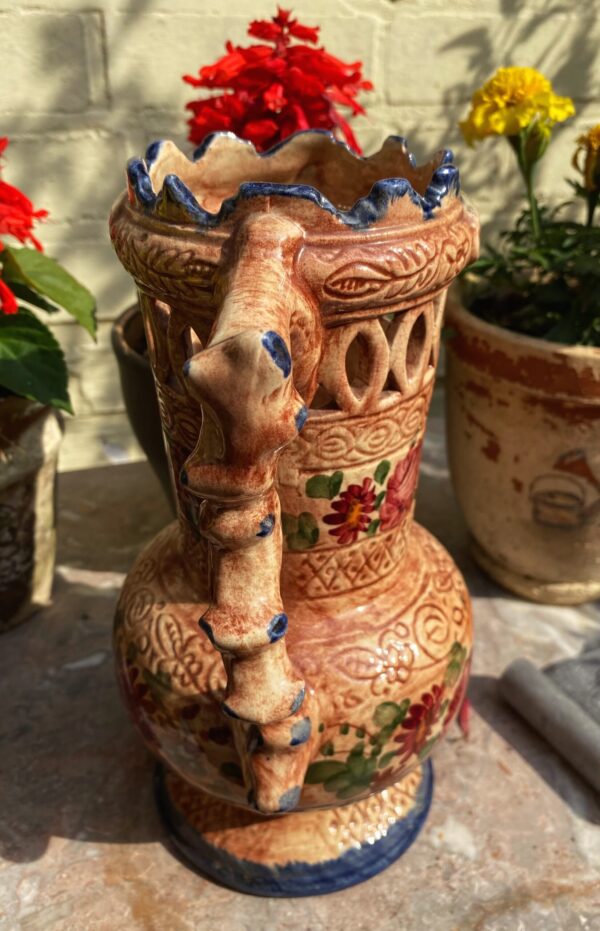Antieke gedecoreerde vaas in Majolica Aardewerk Gesigneerd Robbia 24.629 F.J. (8) Antieke majolica bloemenvaas Robbia – Antique majolica floral vase Robbia