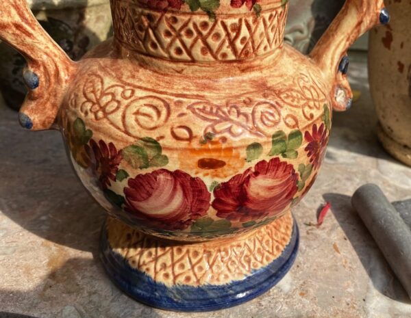 Antieke gedecoreerde vaas in Majolica Aardewerk Gesigneerd Robbia 24.629 F.J. (9) Antieke majolica bloemenvaas Robbia – Antique majolica floral vase Robbia