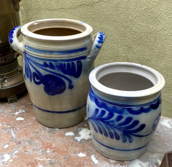 Antique Cologne preserving jar 8L with cobalt‑blue freehand decoration, c. 1900 (1) Antieke Keulse inmaakpot 8L met kobaltblauwe handbeschilderde decoratie, Antique Cologne preserving jar 8L with cobalt‑blue freehand decoration, c. 1900