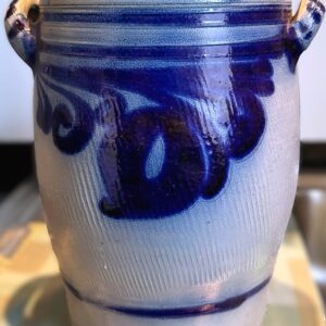 Antique Cologne preserving jar 8L with cobalt‑blue freehand decoration, c. 1900 (1) Antieke Keulse inmaakpot 8L met kobaltblauwe handbeschilderde decoratie, Antique Cologne preserving jar 8L with cobalt‑blue freehand decoration, c. 1900