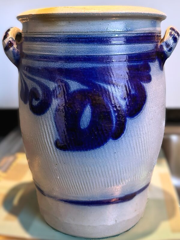 Antique Cologne preserving jar 8L with cobalt‑blue freehand decoration, c. 1900 (1) Antieke Keulse inmaakpot 8L met kobaltblauwe handbeschilderde decoratie, Antique Cologne preserving jar 8L with cobalt‑blue freehand decoration, c. 1900