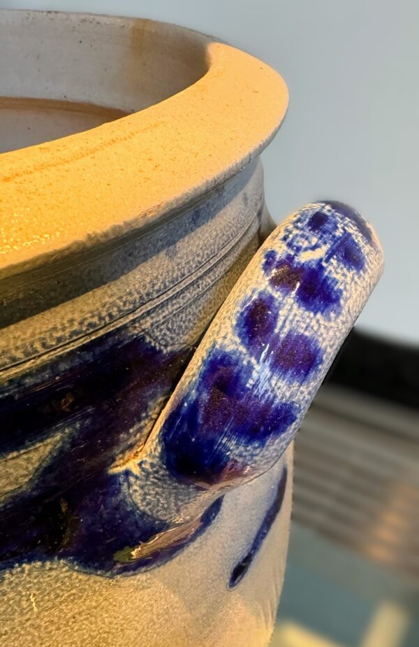 Antique Cologne preserving jar 8L with cobalt‑blue freehand decoration, c. 1900 (10) Antieke Keulse inmaakpot 8L met kobaltblauwe handbeschilderde decoratie, Antique Cologne preserving jar 8L with cobalt‑blue freehand decoration, c. 1900