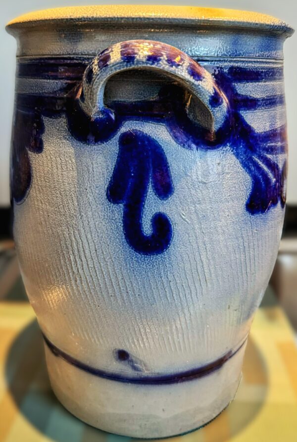 Antique Cologne preserving jar 8L with cobalt‑blue freehand decoration, c. 1900 (14) Antieke Keulse inmaakpot 8L met kobaltblauwe handbeschilderde decoratie, Antique Cologne preserving jar 8L with cobalt‑blue freehand decoration, c. 1900