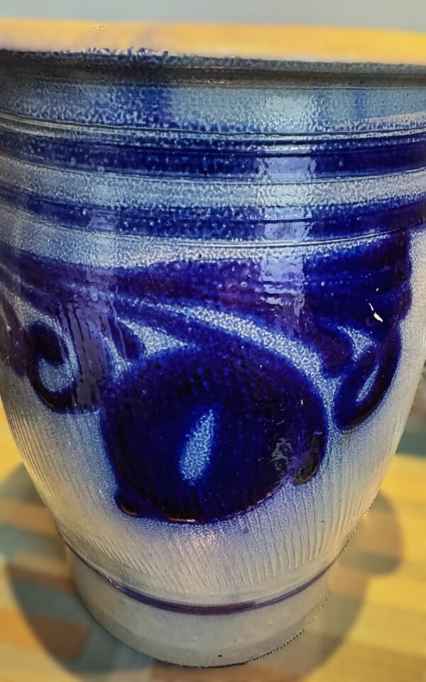 Antique Cologne preserving jar 8L with cobalt‑blue freehand decoration, c. 1900 (5) Antieke Keulse inmaakpot 8L met kobaltblauwe handbeschilderde decoratie, Antique Cologne preserving jar 8L with cobalt‑blue freehand decoration, c. 1900