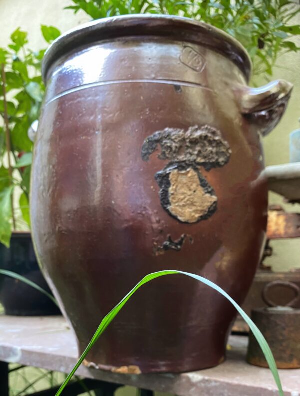 Antique French brown stoneware pot with handles – 19th century (16) Antieke Franse grespot in bruin aardewerk met handvatten | Antique French brown stoneware pot with handles – 19th century