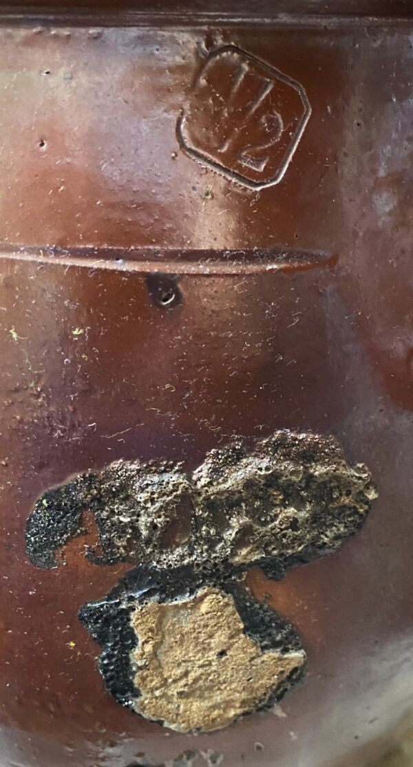 Antique French brown stoneware pot with handles – 19th century (3) Antieke Franse grespot in bruin aardewerk met handvatten | Antique French brown stoneware pot with handles – 19th century
