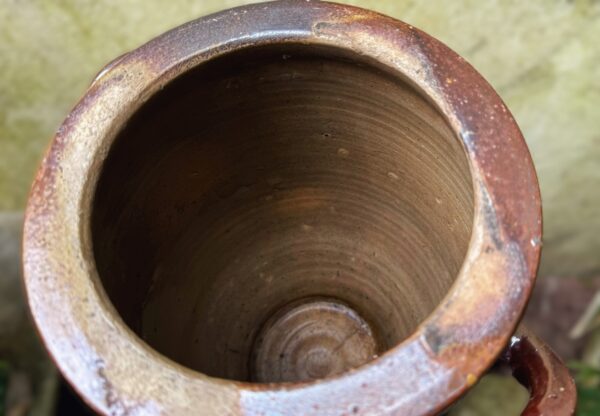 Antique French wheel‑thrown brown stoneware pot – 19th century (2) Antieke Franse handgedraaide grespot in bruin aardewerk – 19e eeuw | Antique French wheel‑thrown brown stoneware pot – 19th century