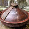 Antique Moroccan tajine with decorative hammered copperwork, 20th century (1) Antieke Marokkaanse Tajine met decoratief gehamerd koperwerk , Antique Moroccan tajine with decorative hammered copperwork, 20th century