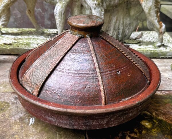 Antique Moroccan tajine with decorative hammered copperwork, 20th century (1) Antieke Marokkaanse Tajine met decoratief gehamerd koperwerk , Antique Moroccan tajine with decorative hammered copperwork, 20th century