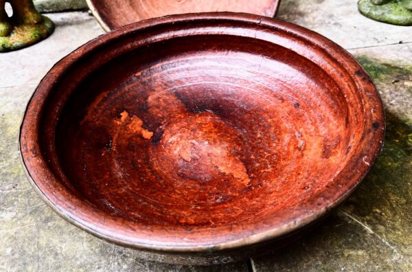Antique Moroccan tajine with decorative hammered copperwork, 20th century (12) Antieke Marokkaanse Tajine met decoratief gehamerd koperwerk , Antique Moroccan tajine with decorative hammered copperwork, 20th century