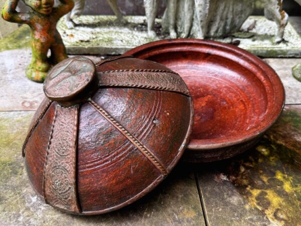 Antique Moroccan tajine with decorative hammered copperwork, 20th century (14) Antieke Marokkaanse Tajine met decoratief gehamerd koperwerk , Antique Moroccan tajine with decorative hammered copperwork, 20th century