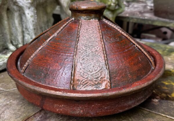 Antique Moroccan tajine with decorative hammered copperwork, 20th century (15) Antieke Marokkaanse Tajine met decoratief gehamerd koperwerk , Antique Moroccan tajine with decorative hammered copperwork, 20th century