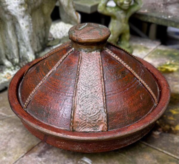 Antique Moroccan tajine with decorative hammered copperwork, 20th century (16) Antieke Marokkaanse Tajine met decoratief gehamerd koperwerk , Antique Moroccan tajine with decorative hammered copperwork, 20th century