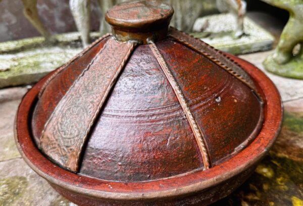 Antique Moroccan tajine with decorative hammered copperwork, 20th century (17) Antieke Marokkaanse Tajine met decoratief gehamerd koperwerk , Antique Moroccan tajine with decorative hammered copperwork, 20th century