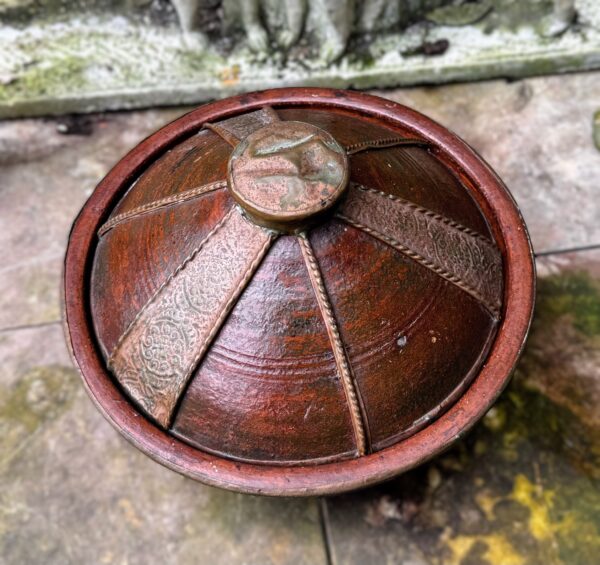 Antique Moroccan tajine with decorative hammered copperwork, 20th century (18) Antieke Marokkaanse Tajine met decoratief gehamerd koperwerk , Antique Moroccan tajine with decorative hammered copperwork, 20th century
