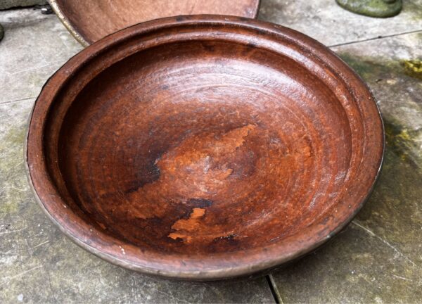 Antique Moroccan tajine with decorative hammered copperwork, 20th century (2) Antieke Marokkaanse Tajine met decoratief gehamerd koperwerk , Antique Moroccan tajine with decorative hammered copperwork, 20th century
