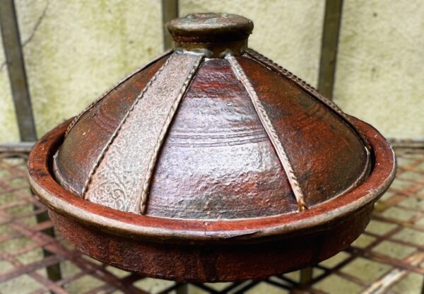 Antique Moroccan tajine with decorative hammered copperwork, 20th century (6) Antieke Marokkaanse Tajine met decoratief gehamerd koperwerk , Antique Moroccan tajine with decorative hammered copperwork, 20th century