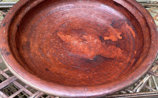 Antique Moroccan tajine with decorative hammered copperwork, 20th century (9) Antieke Marokkaanse Tajine met decoratief gehamerd koperwerk , Antique Moroccan tajine with decorative hammered copperwork, 20th century