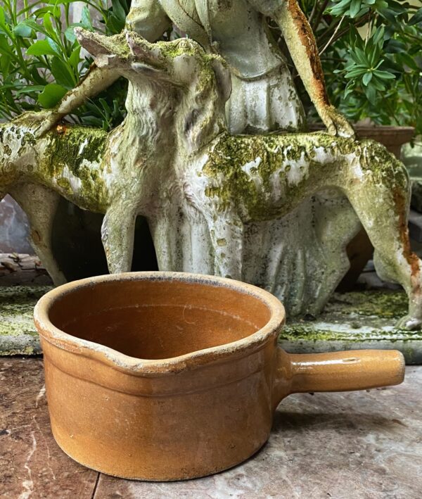 Antique handmade terracotta saucepan with spout – ochre‑brown glazed earthenware, ca. 1950 (1) Antieke handgemaakte terracotta steelpan met tuit – okerbruin geglazuurd aardewerk, Antique handmade terracotta saucepan with spout – ochre‑brown glazed earthenware, ca. 1950