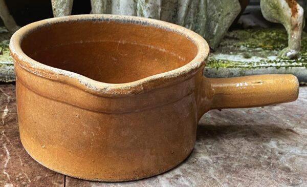 Antique handmade terracotta saucepan with spout – ochre‑brown glazed earthenware, ca. 1950 (10) Antieke handgemaakte terracotta steelpan met tuit – okerbruin geglazuurd aardewerk, Antique handmade terracotta saucepan with spout – ochre‑brown glazed earthenware, ca. 1950