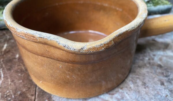 Antique handmade terracotta saucepan with spout – ochre‑brown glazed earthenware, ca. 1950 (4) Antieke handgemaakte terracotta steelpan met tuit – okerbruin geglazuurd aardewerk, Antique handmade terracotta saucepan with spout – ochre‑brown glazed earthenware, ca. 1950