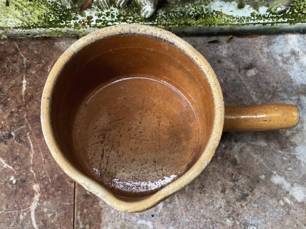 Antique handmade terracotta saucepan with spout – ochre‑brown glazed earthenware, ca. 1950 (7) Antieke handgemaakte terracotta steelpan met tuit – okerbruin geglazuurd aardewerk, Antique handmade terracotta saucepan with spout – ochre‑brown glazed earthenware, ca. 1950