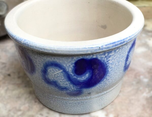 Authentieke Keulse inmaakpot (10 x 15 cm) – Handgedraaid aardewerk met penseeldecor | Authentic Cologne preserving pot (10 × 15 cm) – hand‑thrown stoneware with brush décor, ca. 1900