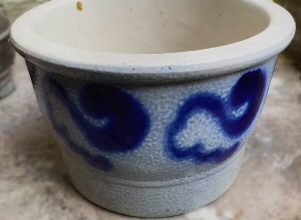 Authentieke Keulse inmaakpot (10 x 15 cm) – Handgedraaid aardewerk met penseeldecor | Authentic Cologne preserving pot (10 × 15 cm) – hand‑thrown stoneware with brush décor, ca. 1900