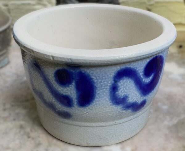 Authentieke Keulse inmaakpot (10 x 15 cm) – Handgedraaid aardewerk met penseeldecor | Authentic Cologne preserving pot (10 × 15 cm) – hand‑thrown stoneware with brush décor, ca. 1900