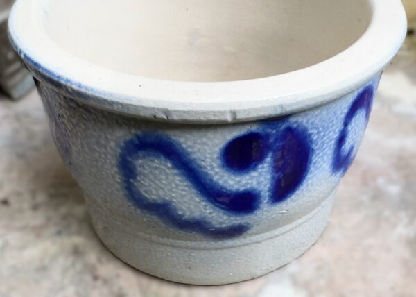 Authentieke Keulse inmaakpot (10 x 15 cm) – Handgedraaid aardewerk met penseeldecor | Authentic Cologne preserving pot (10 × 15 cm) – hand‑thrown stoneware with brush décor, ca. 1900