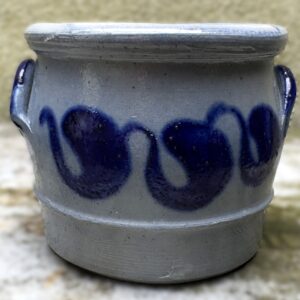 Authentic Cologne salt‑glazed butter pot (8 cm) – ca. 1900 (1) Authentiek Keuls boterpotje (8cm) in zoutgeglazuurd aardewerk | Authentic Cologne salt‑glazed butter pot (8 cm) – ca. 1900
